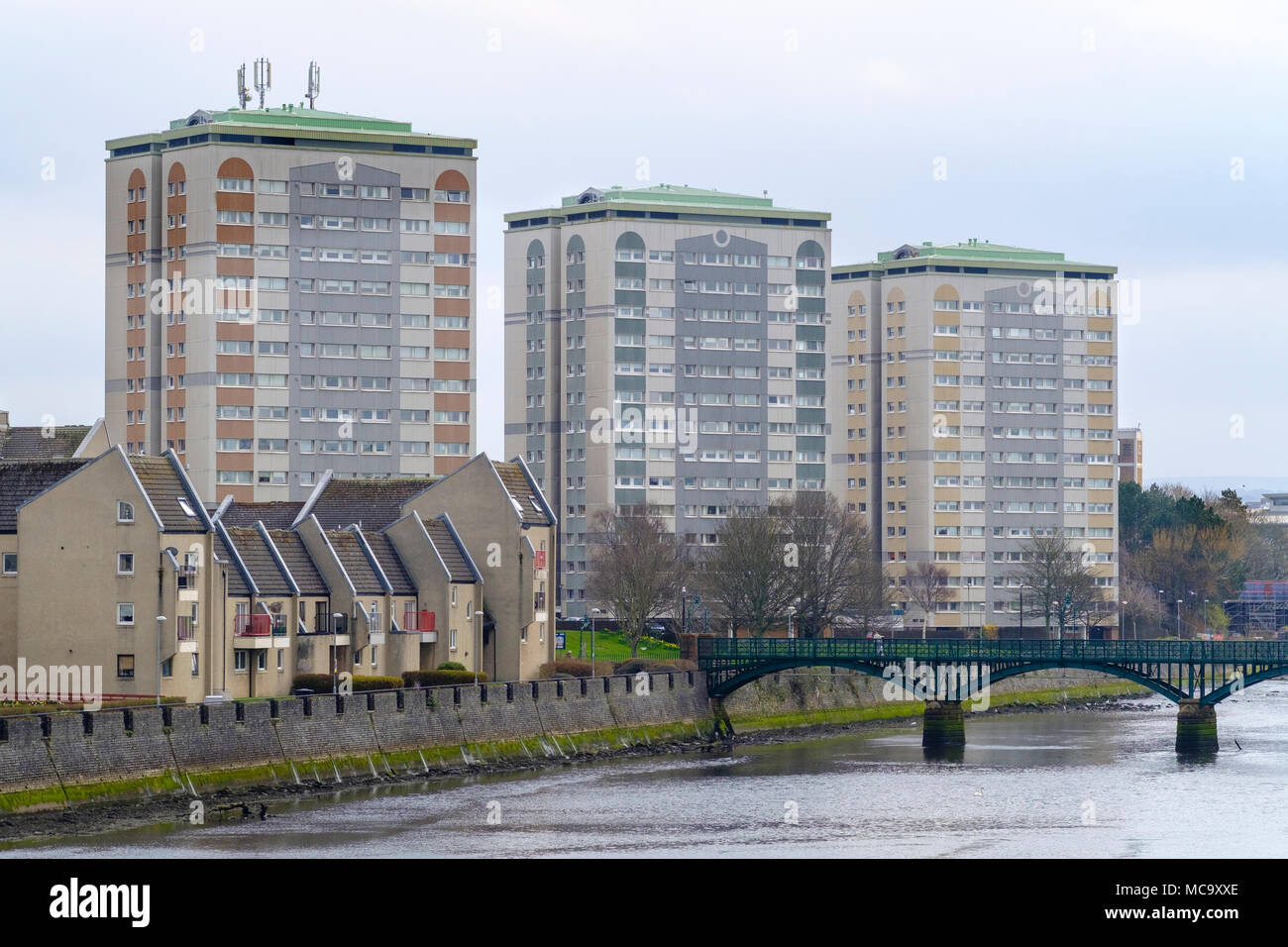 Vista di alta crescita edilizia sociale in centrale , Ayr Ayrshire, in Scozia, Regno Unito Foto Stock