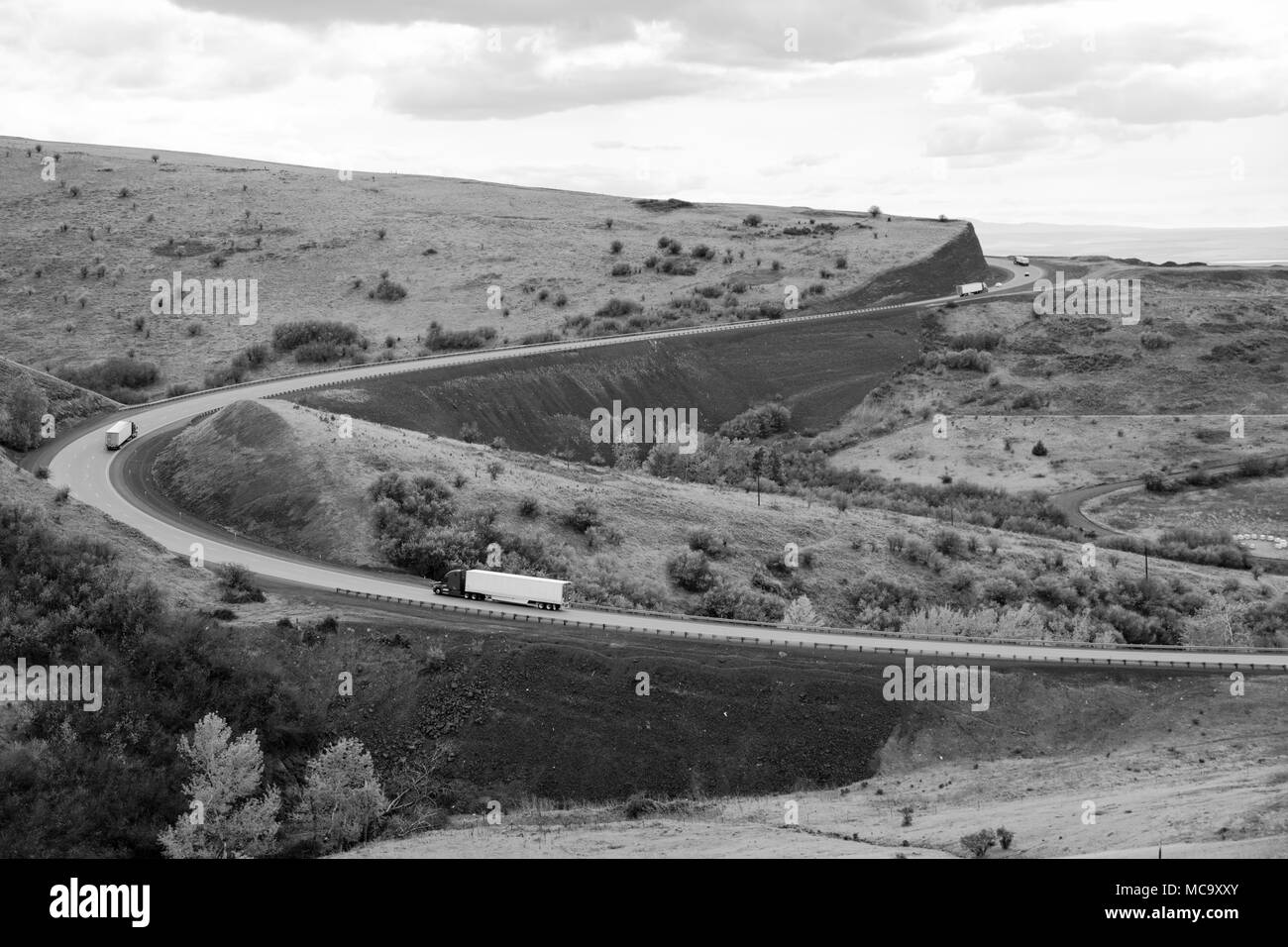 I carrelli fare la strada fino alla montagna sulla I-84 nella parte orientale dello stato di Oregon Foto Stock