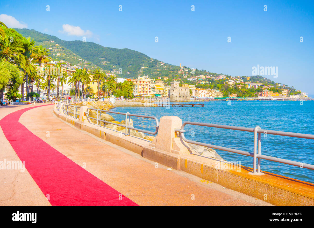 Bella città con il mare e le montagne e tappeto rosso lungo a piedi, la città è famosa per le vacanze, vacanza in Italia genova liguria. Foto Stock