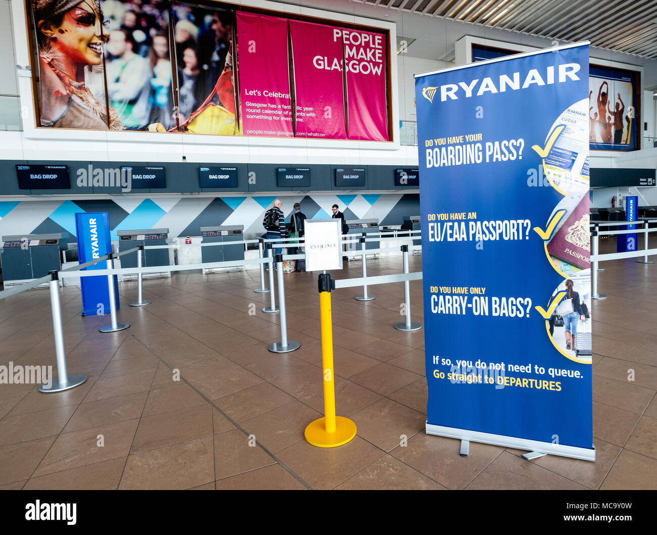 Molto silenzioso i banchi check-in operati da Ryanair presso l'Aeroporto di Prestwick in Ayrshire, in Scozia, Regno Unito Foto Stock