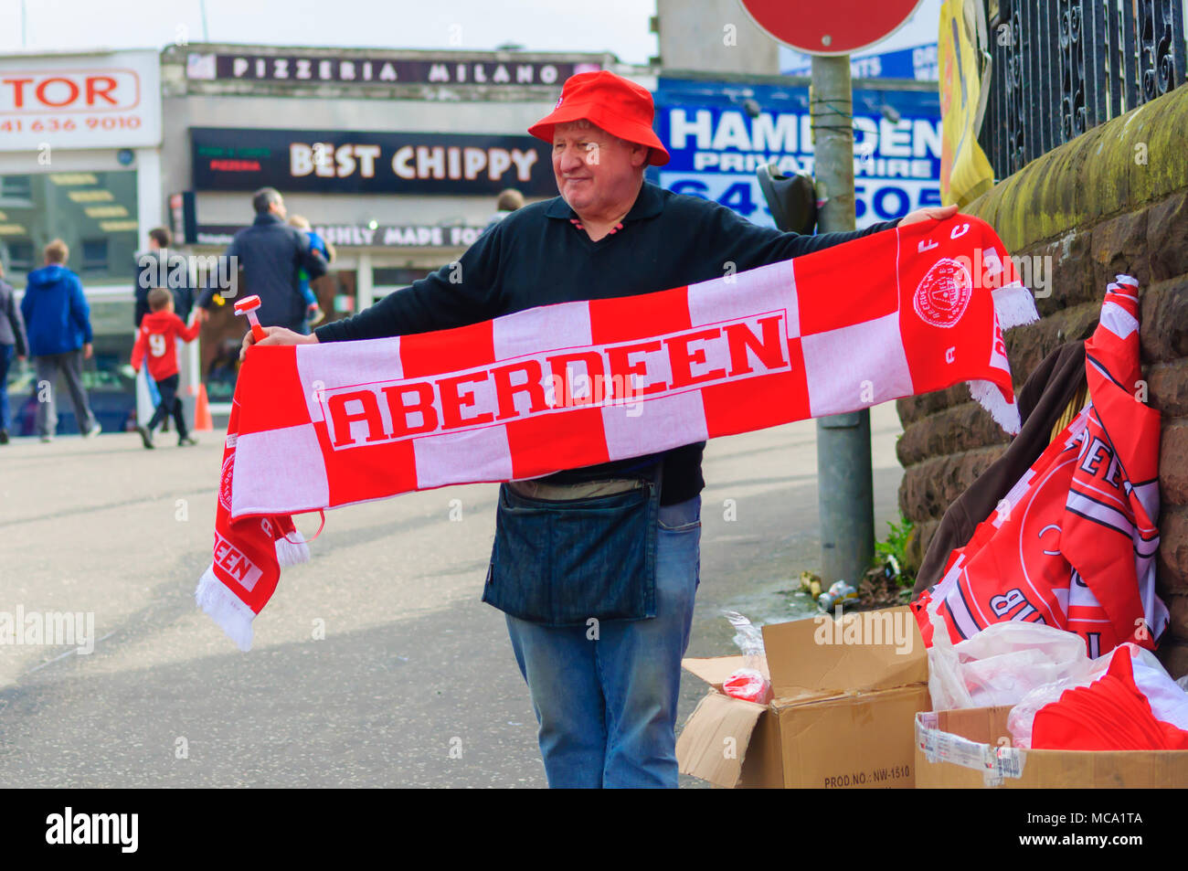 Glasgow, Scotland, Regno Unito. Il 14 aprile, 2018. Coppa scozzese semi-finale tra Aberdeen Football Club e Motherwell Football Club ad Hampden Park. Motherwell ha vinto il gioco di 3-0. Nella foto merchandise venditore con un calcio di Aberdeen sciarpa. Credito: Berretto Alamy/Live News Foto Stock