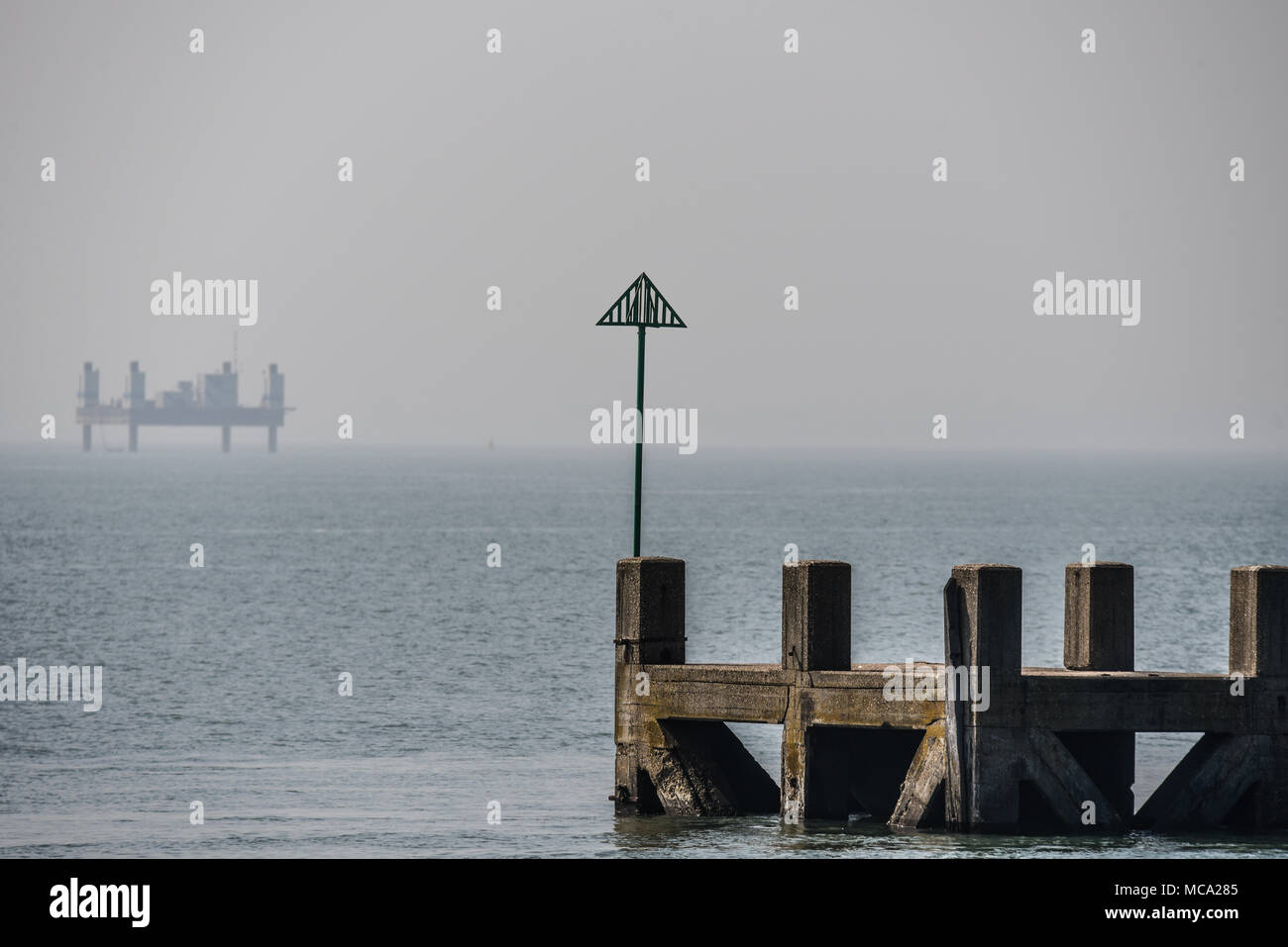 Un enorme jack-up rig piattaforma di sollevamento è apparso nell'estuario del Tamigi off Southend on Sea, Essex Foto Stock
