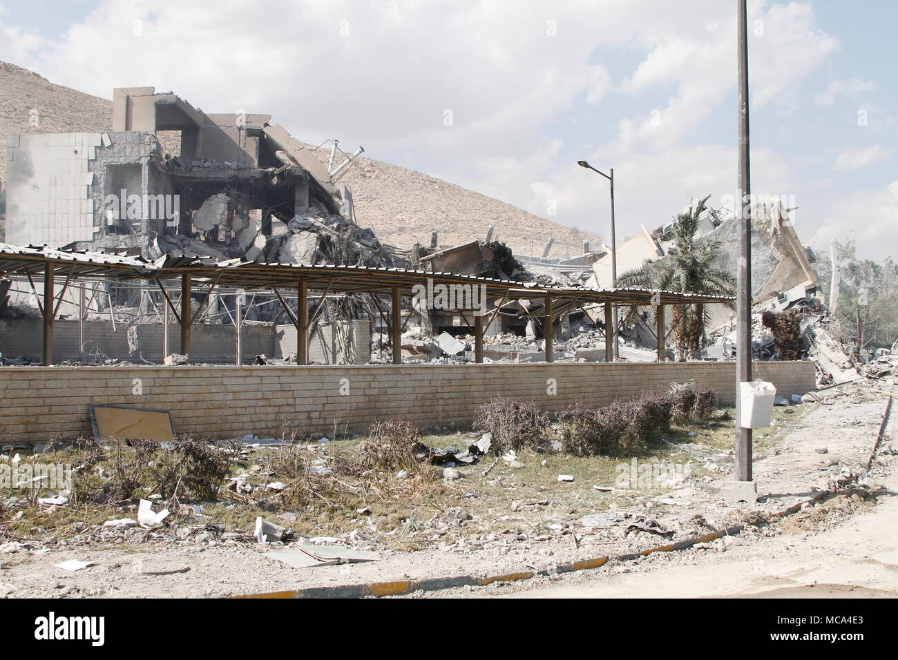 Damasco. Xiv Apr, 2018. Foto realizzata il 14 aprile 2018 mostra reliquie del centro di ricerca scientifica in Barzeh neigborhood di nord-est di Damasco, dopo gli Stati Uniti, la Gran Bretagna e la Francia ha effettuato un ondata di scioperi congiunta sulla Siria strutture militari. Gli Stati Uniti, insieme con i suoi alleati la Gran Bretagna e la Francia ha lanciato un missile colpisce il siriano posizioni militari in precedenza su Sabato. Credito: Monsef Memari/Xinhua/Alamy Live News Foto Stock