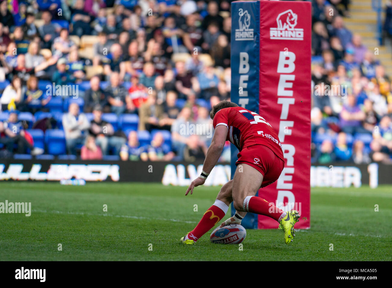 Scafo's Chris Atkin rompe libero di cliente a provare il 14 aprile 2018 , la Halliwell Jones Stadium Mike Gregorio modo, Warrington, WA2 7NE, Inghilterra; Betfred Super League Rugby, Round 11, Warrington lupi v Hull Kingston Rovers Foto Stock