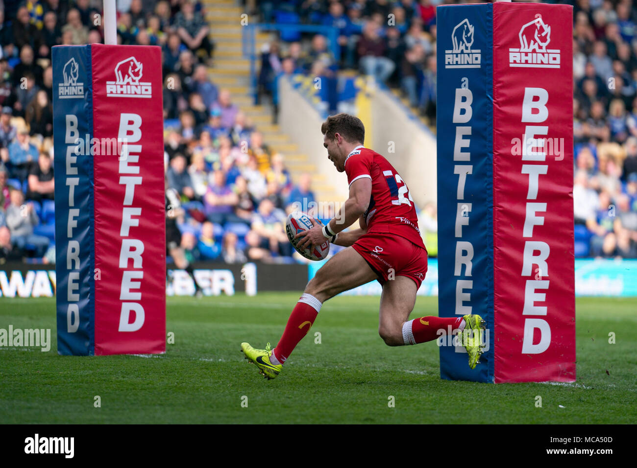 Scafo's Chris Atkin rompe libero di cliente a provare il 14 aprile 2018 , la Halliwell Jones Stadium Mike Gregorio modo, Warrington, WA2 7NE, Inghilterra; Betfred Super League Rugby, Round 11, Warrington lupi v Hull Kingston Rovers Foto Stock