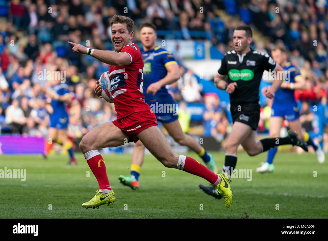 Scafo's Chris Atkin rompe libero di cliente a provare il 14 aprile 2018 , la Halliwell Jones Stadium Mike Gregorio modo, Warrington, WA2 7NE, Inghilterra; Betfred Super League Rugby, Round 11, Warrington lupi v Hull Kingston Rovers Foto Stock