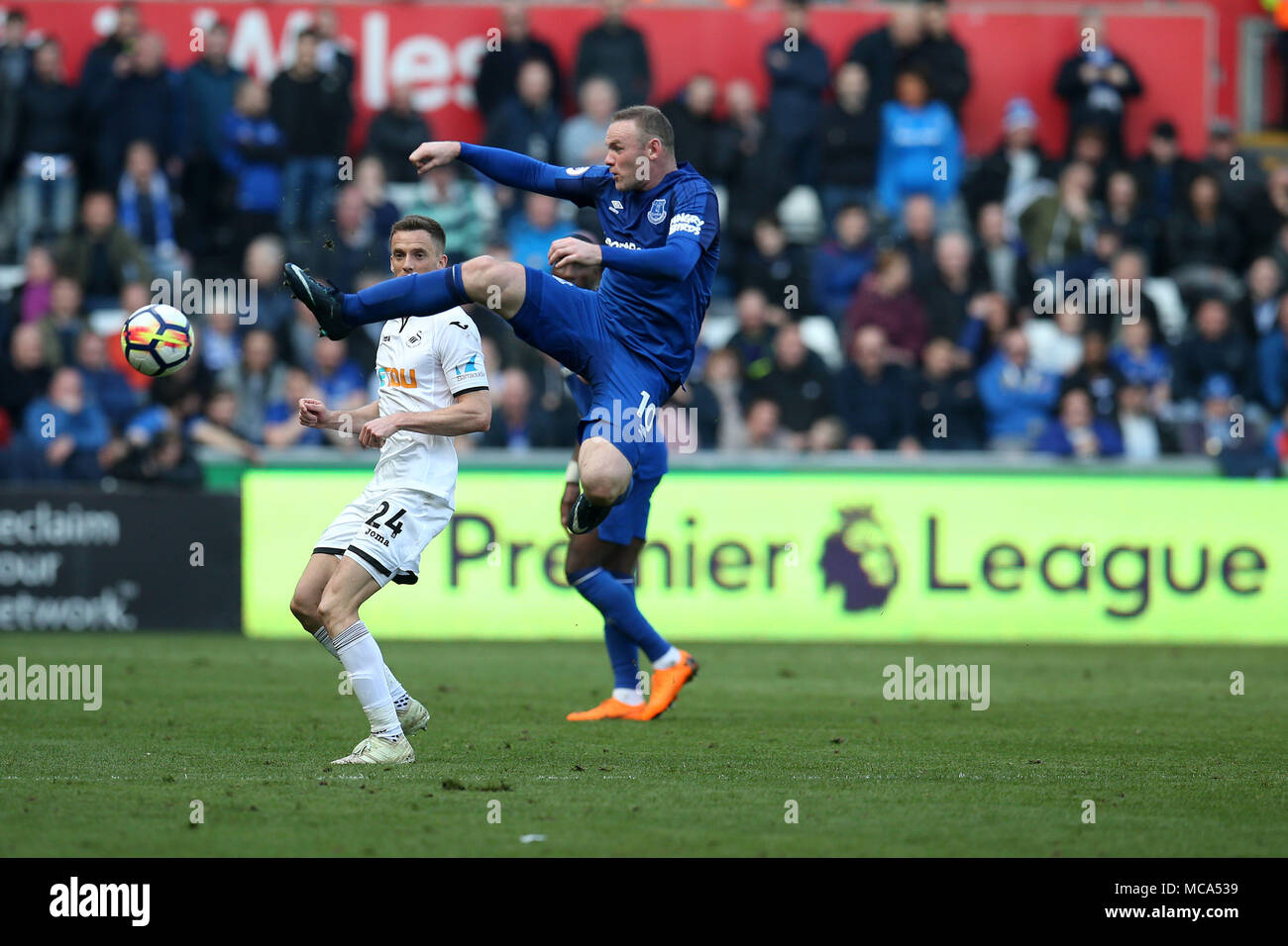 Galles del Sud, Regno Unito, 14 aprile 2018. Wayne Rooney di Everton in azione. Premier League, Swansea City v Everton al Liberty Stadium di Swansea, Galles del Sud sabato 14 aprile 2018. Questa immagine può essere utilizzata solo per scopi editoriali. Solo uso editoriale, è richiesta una licenza per uso commerciale. Nessun uso in scommesse, giochi o un singolo giocatore/club/league pubblicazioni. Credito: Andrew Orchard fotografia sportiva/Alamy Live News Foto Stock