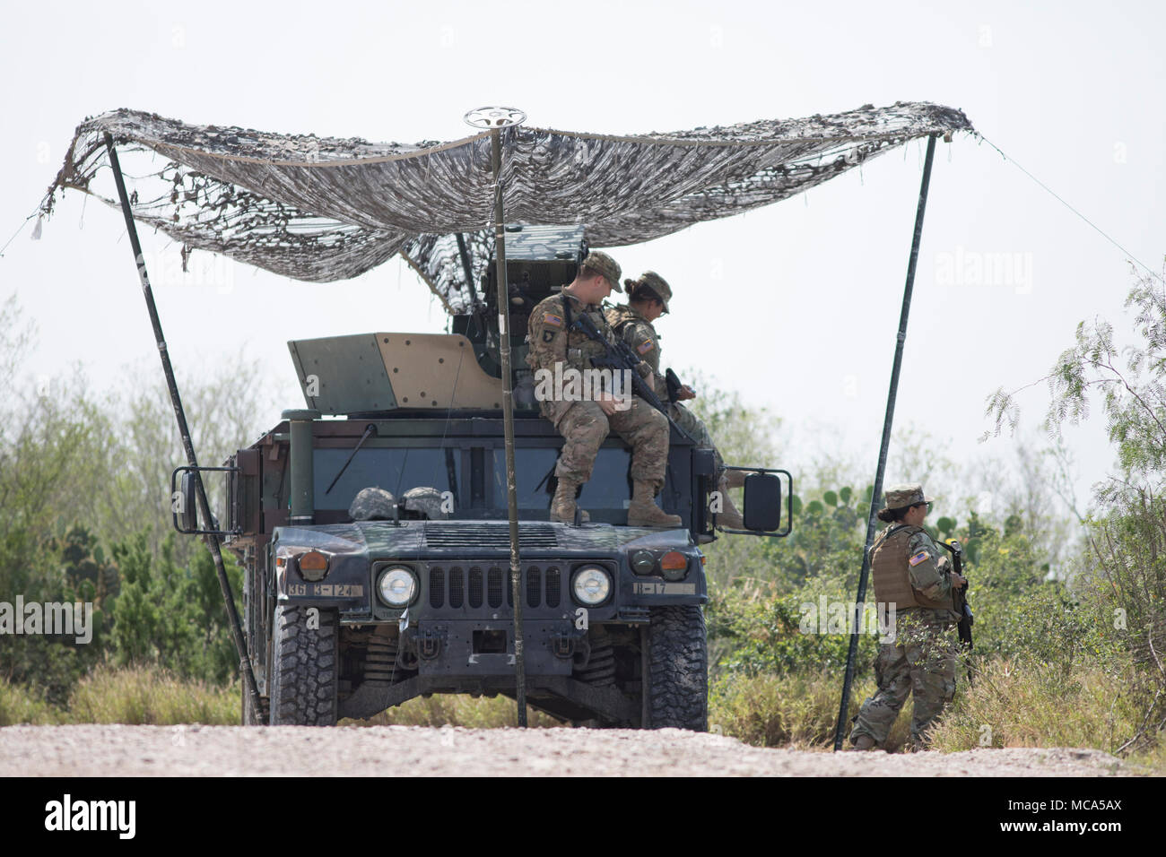 Texas Guardia Nazionale truppe uomo un posto di osservazione lungo il fiume Rio Grande lungo il Regno States-Mexico confine in Texas del Sud. Foto Stock