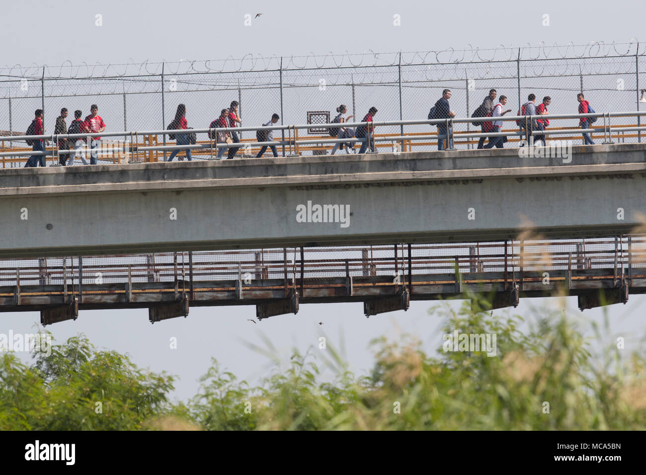 Gli studenti attraversare il ponte internazionale intitolato a Messico tra Roma in Texas e Ciudad Miguel Aleman alla fine della giornata di scuola negli Stati Uniti. Foto Stock