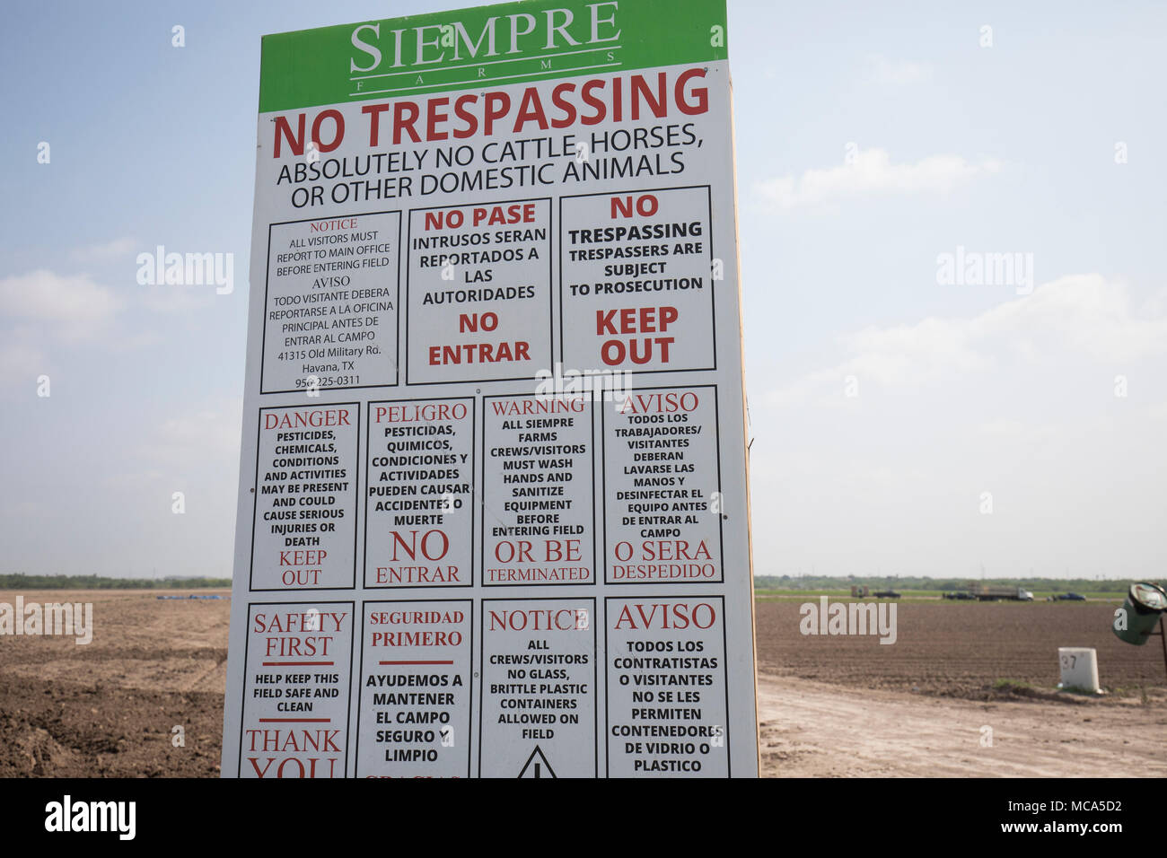 No-segni sconfinamenti di sedersi in un enorme campo arato sul lato del Texas degli STATI UNITI-Messico confine vicino il fiume Rio Grande nel sud del Texas. Foto Stock