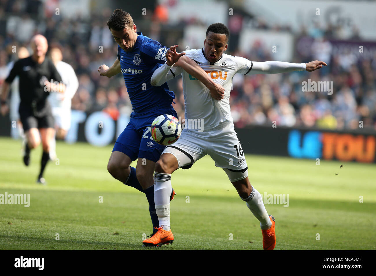 Galles del Sud, Regno Unito, 14 aprile 2018. Seamus Coleman di Everton (l) sfide Martin Olsson di Swansea City. Premier League, Swansea City v Everton al Liberty Stadium di Swansea, Galles del Sud sabato 14 aprile 2018. Questa immagine può essere utilizzata solo per scopi editoriali. Solo uso editoriale, è richiesta una licenza per uso commerciale. Nessun uso in scommesse, giochi o un singolo giocatore/club/league pubblicazioni. pic da Andrew Orchard/Andrew Orchard fotografia sportiva/Alamy Live news Foto Stock