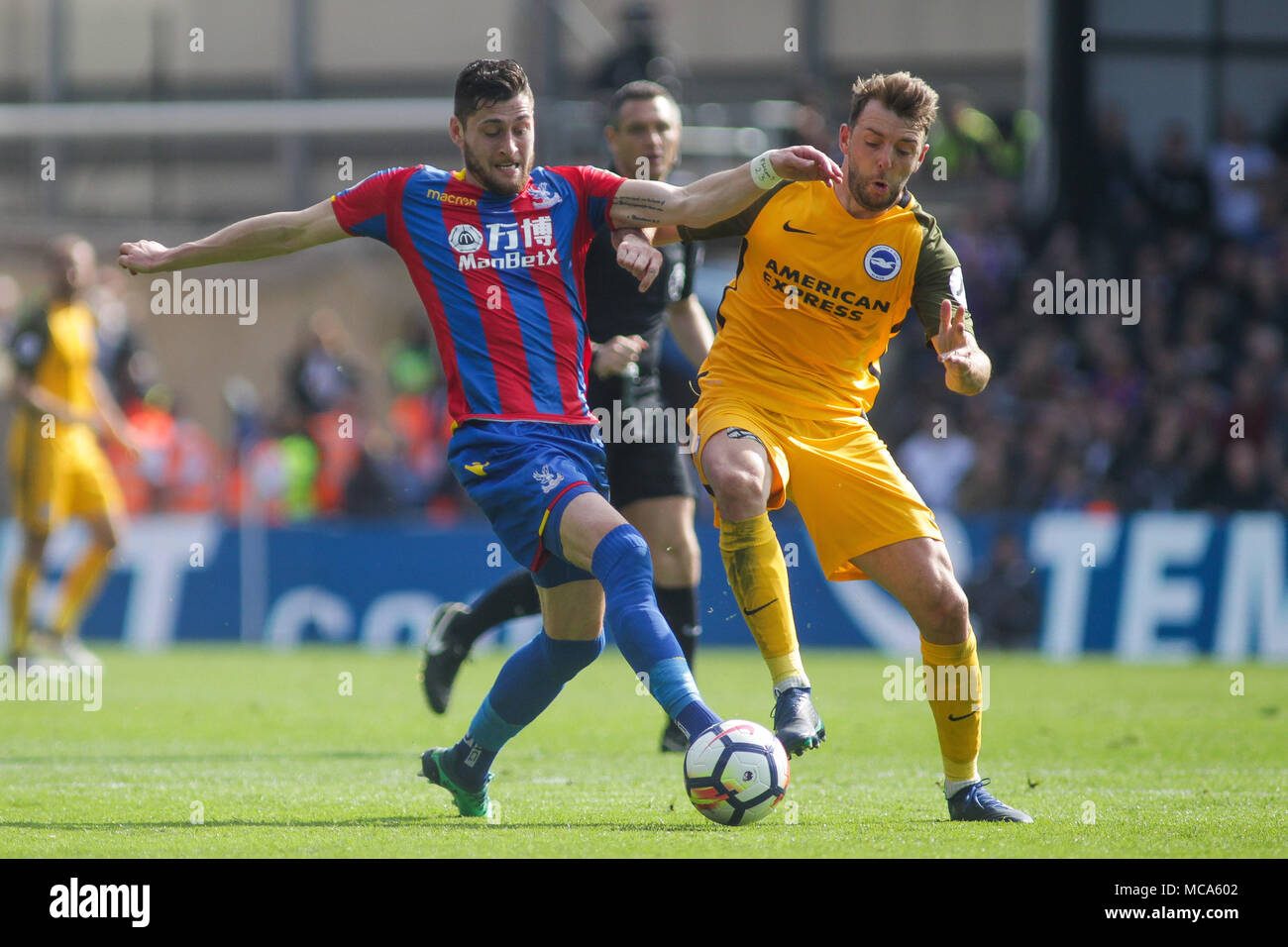 Londra, UK, 14 aprile 2018. Joel Ward di Crystal Palace batte Dale Stephens di Brighton a sfera . Premier League, Crystal Palace v Brighton & Hove Albion a Selhurst Park di Londra sabato 14 aprile 2018. pic da Kieran Clarke/Andrew Orchard fotografia sportiva/Alamy Live news solo uso editoriale, è richiesta una licenza per uso commerciale. Nessun uso in scommesse, giochi o un singolo giocatore/club/league pubblicazioni Credito: Andrew Orchard fotografia sportiva/Alamy Live News Foto Stock