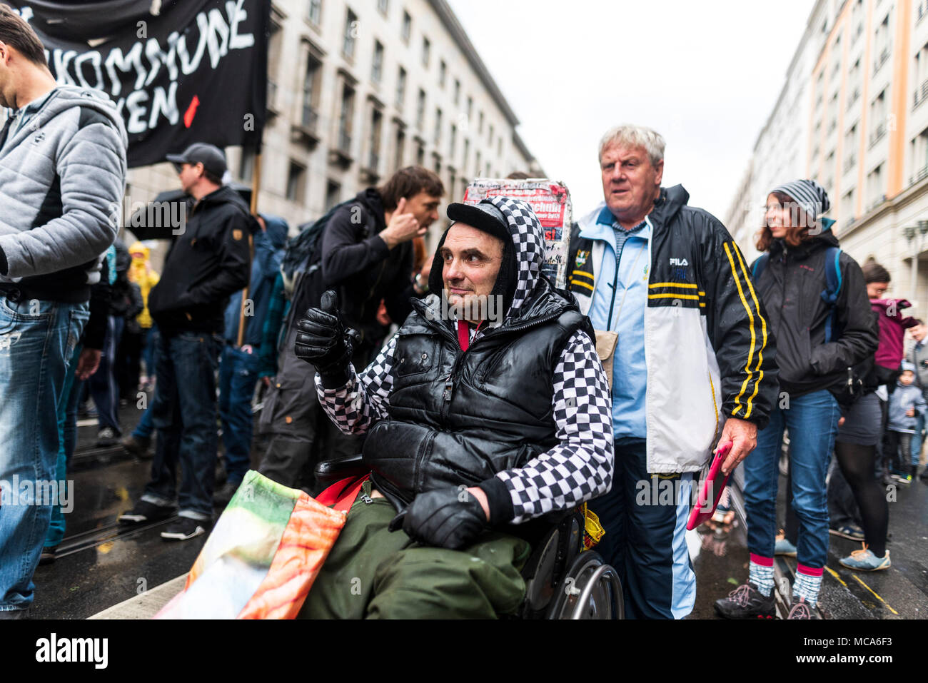 Berlino, Germania. Xiv Apr, 2018. Hans-Georg HG Lindenau durante la dimostrazione sotto il motto ''resist follia di noleggio''. Più di 13.000 persone hanno manifestato contro il ""repressiva e affitto pazzia'' nella capitale. Credito: Markus Heine SOPA/images/ZUMA filo/Alamy Live News Credito: ZUMA Press, Inc./Alamy Live News Foto Stock