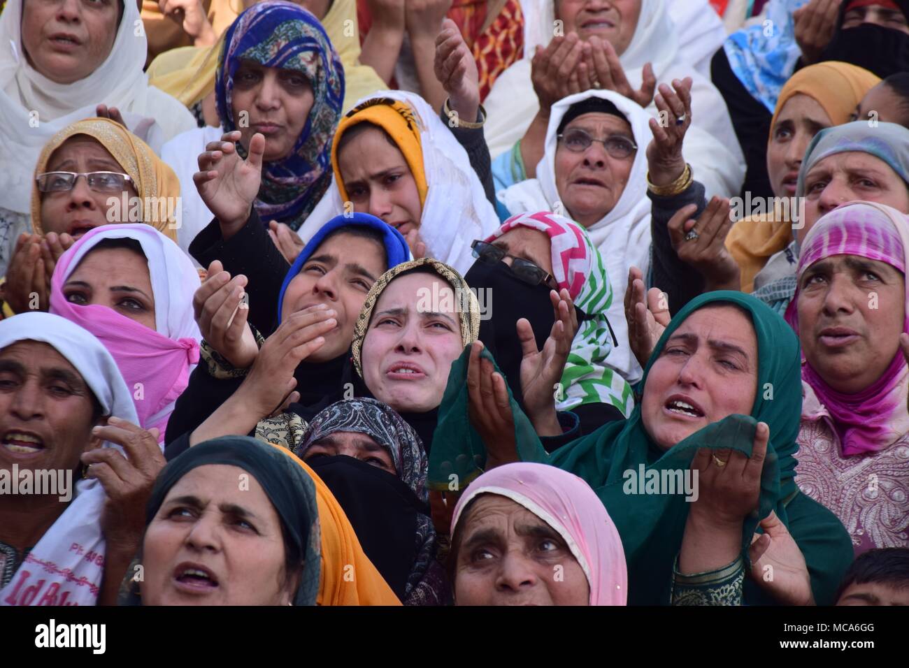 Aprile 14, 2018 - Srinagar, Jammu e Kashmir India - Le donne del Kashmir a piangere mentre implorano per le benedizioni come la Sacra reliquia, credeva di essere un capello dalla barba del Profeta Maometto pbsl è visualizzata dal sacerdote santo (non incorniciato) in occasione del Mehraj-ul-Nabi a Hazratbal santuario a Srinagar, capitale estiva dell indiano Kashmir amministrato.Ogni anno migliaia di devoti musulmani provenienti da tutto il Kashmir raccoglie a Hazratbal santuario nel centro di Srinagar capitale estiva del Kashmir indiano per le preghiere e per guardare la sacra reliquia (moe-e-moqadas) ritiene di essere un capello dalla barba del Profeta Maometto PB Foto Stock