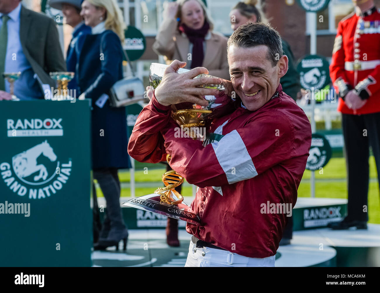 L'Aintree Racecourse, Liverpool, UK, 2018.L'Aintree Racecourse, Liverpool, in Inghilterra; la sanità Randox Grand National 2018; Tiger Roll cavalcato da Davy Russell celebra vincere il Grand National Credit: News Immagini/Alamy Live News Foto Stock