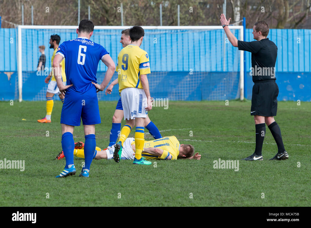 Farsley, REGNO UNITO, 14 Aprile 2018.Warrington Town goalscorer liues feriti sul terreno nel match contro Farsley Celtic durante Warrington's 2-0 win sabato 14 aprile 2018 nella parte superiore della tabella scontro vicino alla fine della stagione Credito: John Hopkins/Alamy Live News Credito: John Hopkins/Alamy Live News Foto Stock