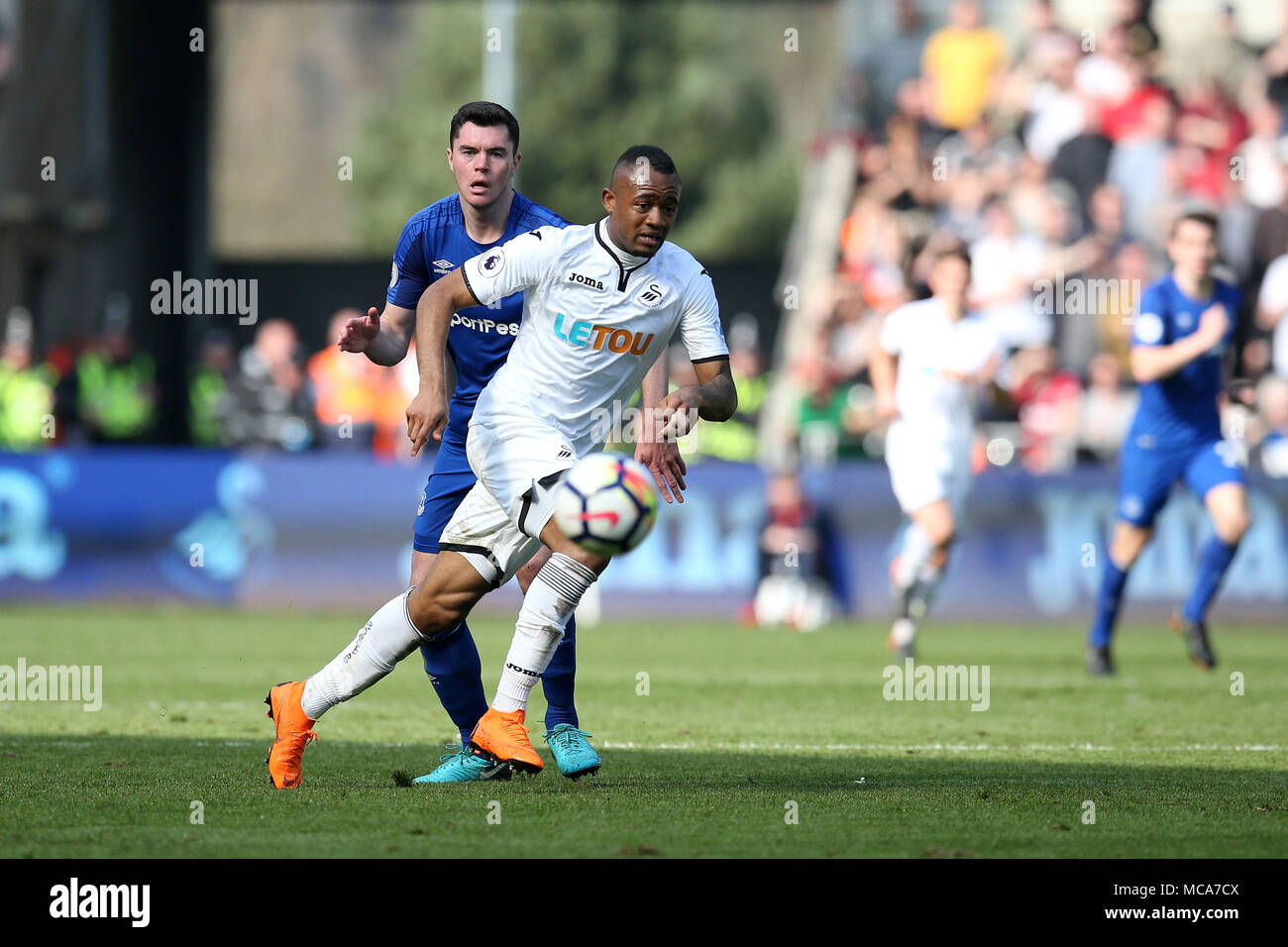 Galles del Sud, Regno Unito, 14 aprile 2018. Jordan Ayew di Swansea City in azione. Premier League, Swansea City v Everton al Liberty Stadium di Swansea, Galles del Sud sabato 14 aprile 2018. Questa immagine può essere utilizzata solo per scopi editoriali. Solo uso editoriale, è richiesta una licenza per uso commerciale. Nessun uso in scommesse, giochi o un singolo giocatore/club/league pubblicazioni. pic da Andrew Orchard/Andrew Orchard fotografia sportiva/Alamy Live news Foto Stock