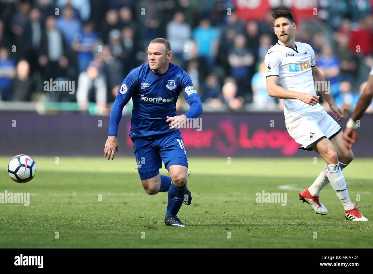 Galles del Sud, Regno Unito, 14 aprile 2018. Wayne Rooney di Everton in azione. Premier League, Swansea City v Everton al Liberty Stadium di Swansea, Galles del Sud sabato 14 aprile 2018. Questa immagine può essere utilizzata solo per scopi editoriali. Solo uso editoriale, è richiesta una licenza per uso commerciale. Nessun uso in scommesse, giochi o un singolo giocatore/club/league pubblicazioni. pic da Andrew Orchard/Andrew Orchard fotografia sportiva/Alamy Live news Foto Stock