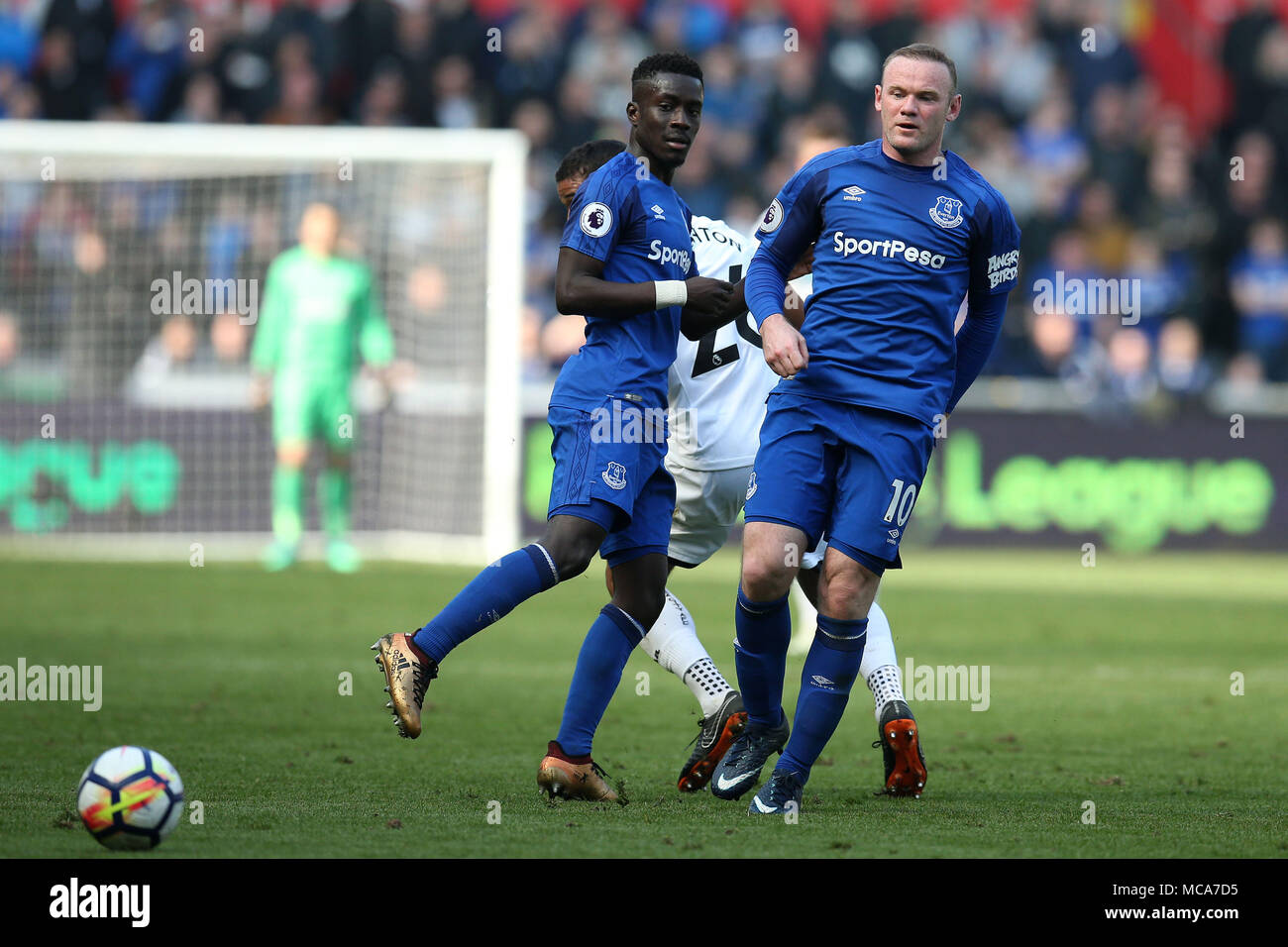 Galles del Sud, Regno Unito, 14 aprile 2018. Wayne Rooney di Everton ¨ e Idrissa Gueye di Everton in azione. Premier League, Swansea City v Everton al Liberty Stadium di Swansea, Galles del Sud sabato 14 aprile 2018. Questa immagine può essere utilizzata solo per scopi editoriali. Solo uso editoriale, è richiesta una licenza per uso commerciale. Nessun uso in scommesse, giochi o un singolo giocatore/club/league pubblicazioni. pic da Andrew Orchard/Andrew Orchard fotografia sportiva/Alamy Live news Foto Stock