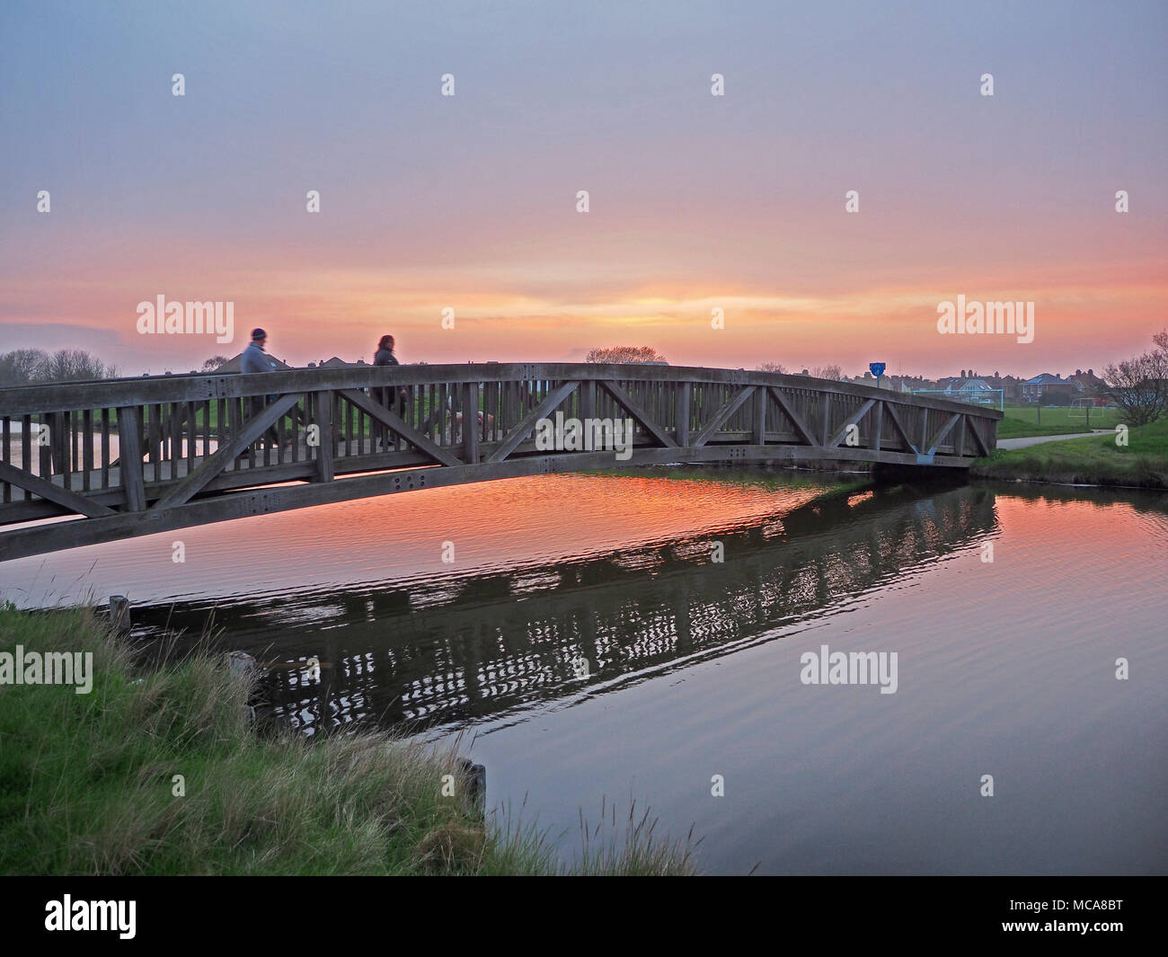 Sheerness, Kent, Regno Unito. Il 14 aprile, 2018. Regno Unito: Meteo tramonto a Sheerness dopo una soleggiata giornata di primavera. Credito: James Bell/Alamy Live News Foto Stock