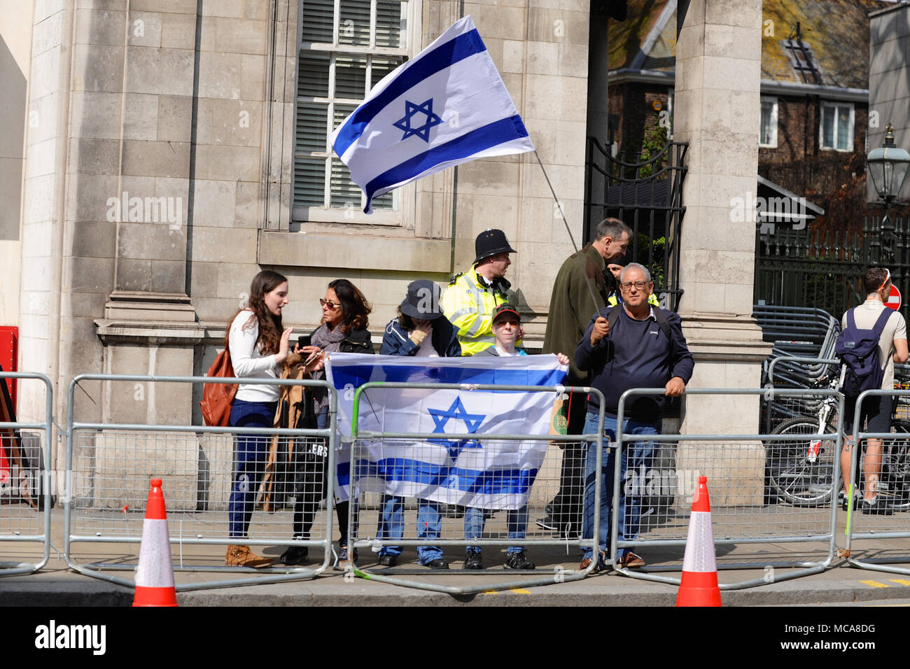 Londra, UK 14 aprile 2018 contingente di pro-Israele dimostranti fuori l'ambasciata Israeliana in Kensington, London, Regno Unito. I dimostranti hanno perlopiù heckled il significativamente maggiore di pro-palestinese dimostrazione sul lato opposto della strada. Il pro-palestinese dimostrazione è stato chiamato per protestare contro la continua tensione nella striscia di Gaza a seguito dei recenti atti di violenza tra i due lati. Credito: Michael Preston/Alamy Live News Foto Stock