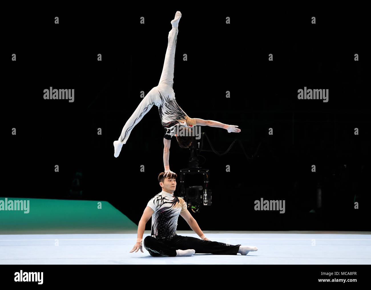 Anversa, Belgio. Xiv Apr, 2018. Lingzhi Xiang e Li un sono in concorrenza in uomini finale di gruppo durante la XXVI Campionato Mondiale di ginnastica acrobatica 2018 a Lotto Arena Sabato, 14 aprile 2018. Anversa, Belgio. Credito: Taka G Wu Credito: Taka Wu/Alamy Live News Foto Stock