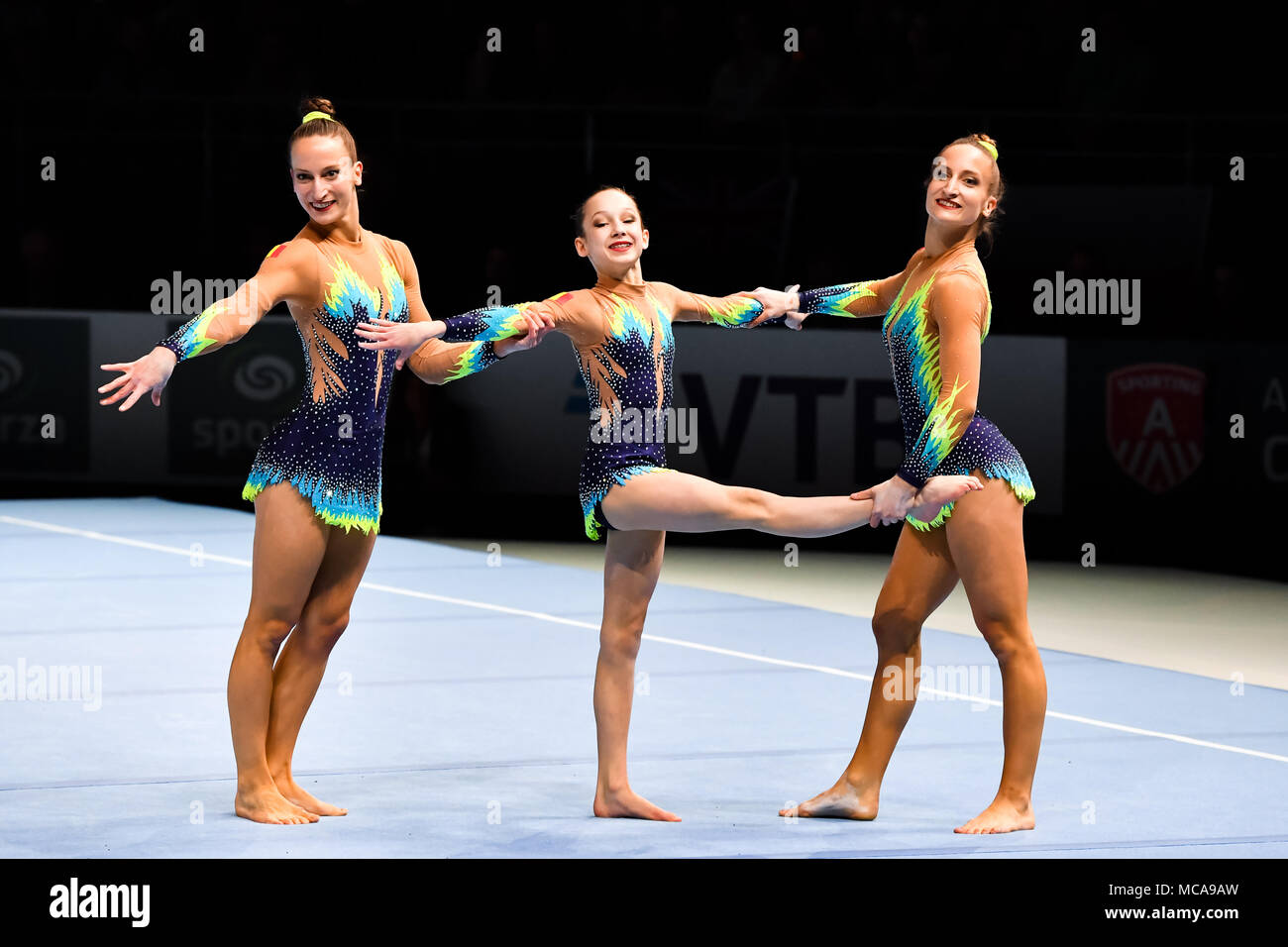 Anversa, Belgio. Xiv Apr, 2018. Anna Hyde, Eva Hyde e Lena de Moor (BEL) sono in competizione delle donne finale di gruppo durante la XXVI Campionato Mondiale di ginnastica acrobatica 2018 a Lotto Arena Sabato, 14 aprile 2018. Anversa, Belgio. Credito: Taka G Wu Credito: Taka Wu/Alamy Live News Foto Stock