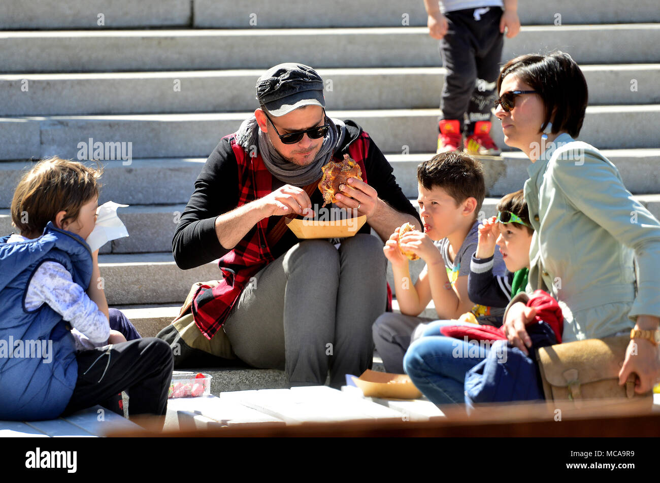 Lubiana, Slovenia. Xiv Apr, 2018. Gli ospiti godono di hamburger alla birra & Burger Fest di Lubiana, Slovenia, 14 aprile 2018. La decima Birra & Burger Fest si svolge qui in aprile 14 e 15. Una vasta gamma di birre artigianali e hamburger gourmet sono in offerta presso l'evento. Credito: Matic Stojs/Xinhua/Alamy Live News Foto Stock