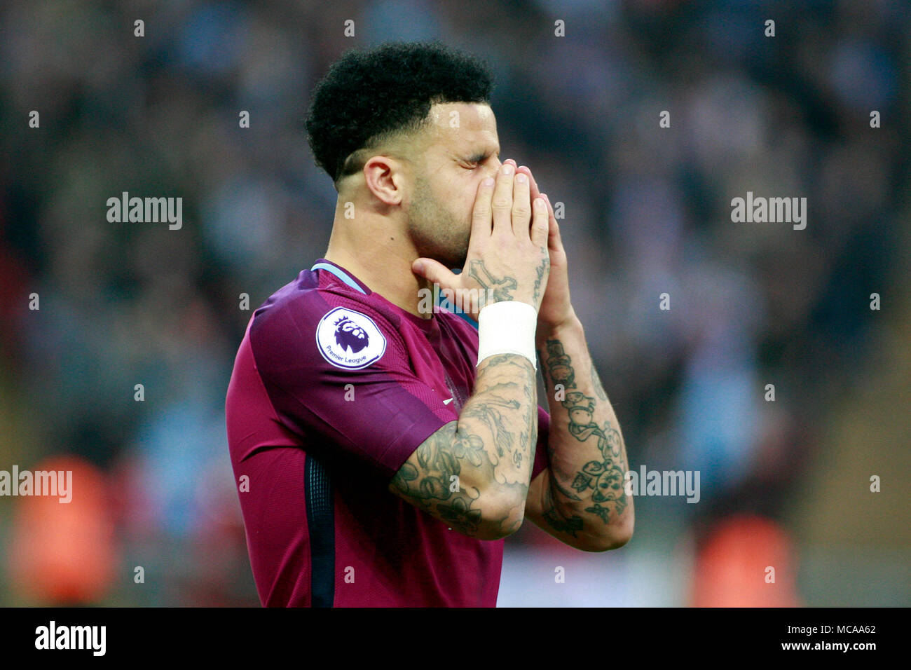Londra, Regno Unito. Xiv Apr, 2018. Londra, Regno Unito. Xiv Apr, 2018. Kyle Walker del Manchester City soffia il naso. Premier League, Tottenham Hotspur v Manchester City allo Stadio di Wembley a Londra sabato 14 aprile 2018. Questa immagine può essere utilizzata solo per scopi editoriali. Solo uso editoriale, è richiesta una licenza per uso commerciale. Nessun uso in scommesse, giochi o un singolo giocatore/club/league pubblicazioni. pic da Steffan Bowen/Andrew Orchard fotografia sportiva/Alamy Live news Credito: Andrew Orchard fotografia sportiva/Alamy Live News Credito: Andrew Orchard fotografia sportiva/Alamy Live News Foto Stock