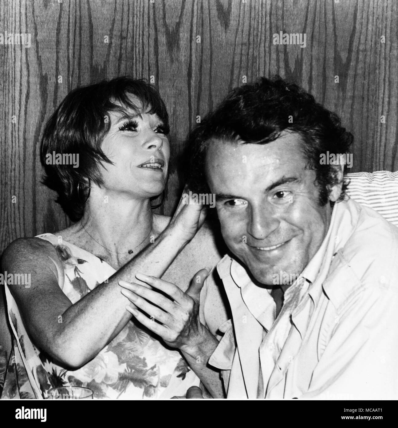 File. Xiv Apr, 2018. MILOS FORMAN, l'anti-direttore autoritario che ha lasciato la sua nativa Cecoslovacchia per la libertà creativa negli Stati Uniti e catturato Oscar per i capolavori uno è volato oltre il cuculo's Nest e Amadeus, è morto. Egli è stato 86. Forman, noto anche per due biopics controverse circa gli americani, il popolo contro Larry Flynt (1996) e l'uomo sulla luna (1999), morto venerdì dopo una breve malattia. Nella foto: Apr 19, 1976; New York, NY, STATI UNITI D'AMERICA; attrice Shirley Maclaine con Milos Forman. (Credito Immagine: © Keystone Press Agency/Keystone USA via ZUMAPRESS.com) Foto Stock