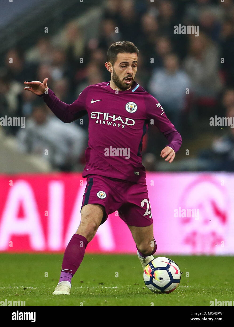 Londra, Regno Unito. Xiv Apr, 2018. Bernardo Silva del Manchester City durante il match di Premier League tra Tottenham Hotspur e il Manchester City a Wembley Stadium il 14 aprile 2018 a Londra, Inghilterra. (Foto di John Rainford/phcimages. Credito: Immagini di PHC/Alamy Live News Foto Stock
