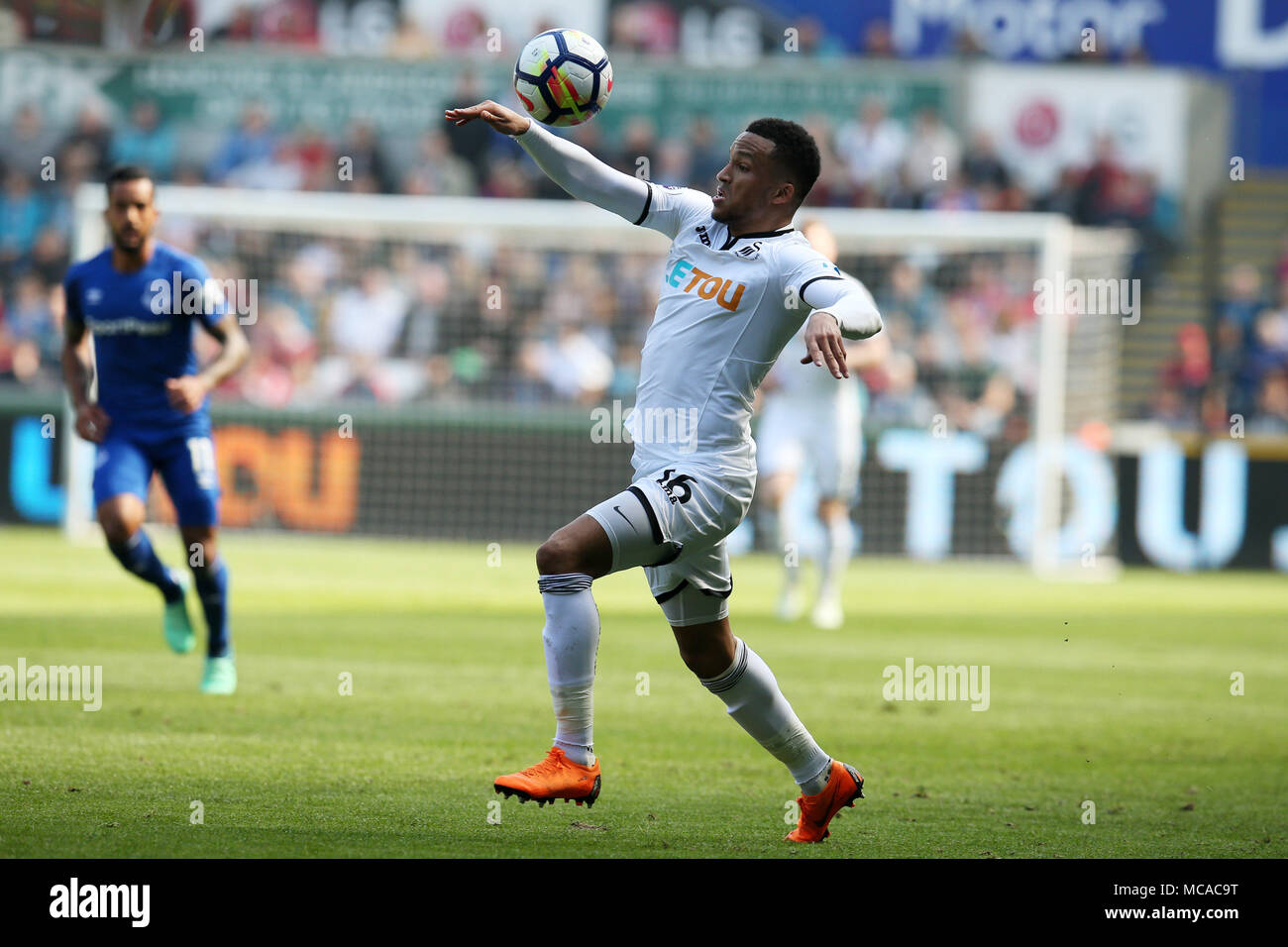 Swansea, Regno Unito. Xiv Apr, 2018. Martin Olsson di Swansea City in azione.match di Premier League, Swansea City v Everton al Liberty Stadium di Swansea, Galles del Sud sabato 14 aprile 2018. Questa immagine può essere utilizzata solo per scopi editoriali. Solo uso editoriale, è richiesta una licenza per uso commerciale. Nessun uso in scommesse, giochi o un singolo giocatore/club/league pubblicazioni. pic da Andrew Orchard/Andrew Orchard fotografia sportiva/Alamy Live news Credito: Andrew Orchard fotografia sportiva/Alamy Live News Foto Stock