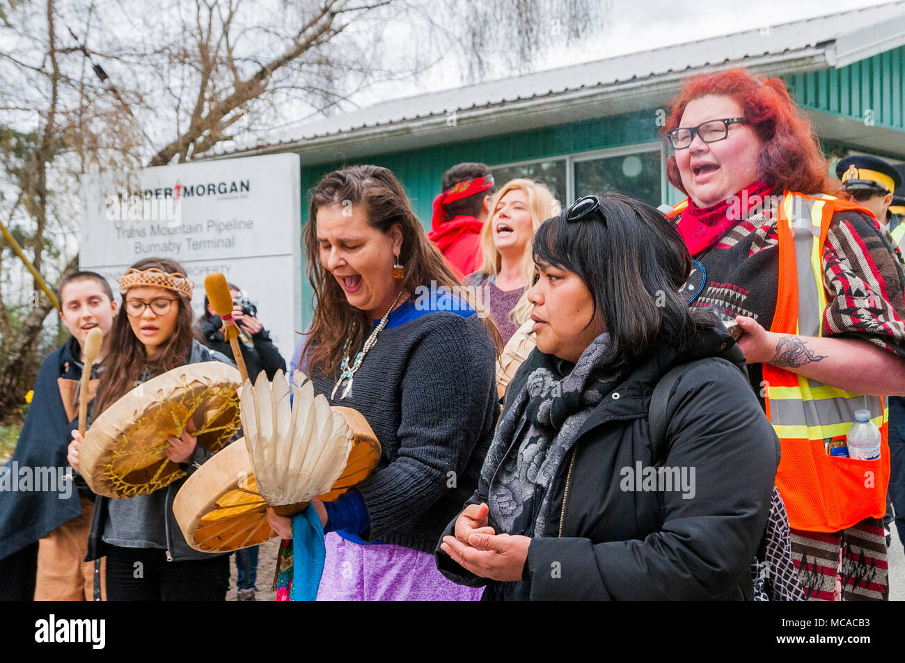 Le donne indigene tamburo e cantare al Kinder Morgan blocco di pipeline, Montagna Burnaby, British Columbia, Canada. Credito: Michael Wheatley/Alamy Live News Foto Stock