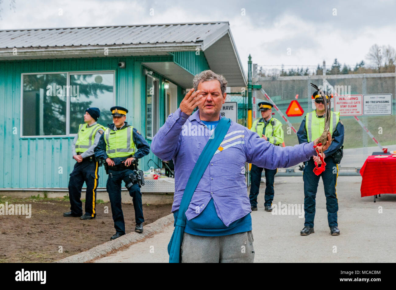 Stacy Gallagher, difensore della terra indigena di Anishinabe, all'azione di protesta del blocco della Trans Mountain Pipeline, Burnaby Mountain, British Columbia, Canada. Foto Stock