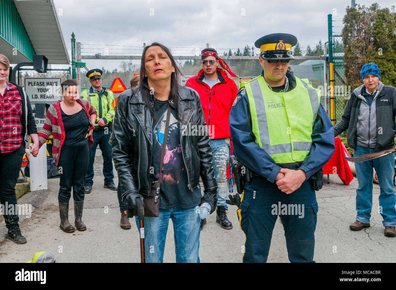 Le donne indigene tamburo formano la preghiera cerchio intorno RCMP al Kinder Morgan blocco di pipeline, Montagna Burnaby, British Columbia, Canada. Credito: Michael Wheatley/Alamy Live News Foto Stock
