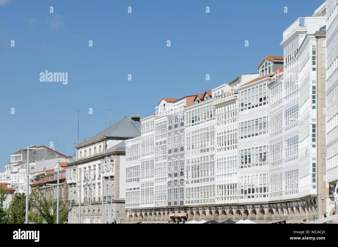 Tradizionale in legno bianco wimndows vetrate nella strada principale in A Coruña, Galizia, Spagna. Foto Stock