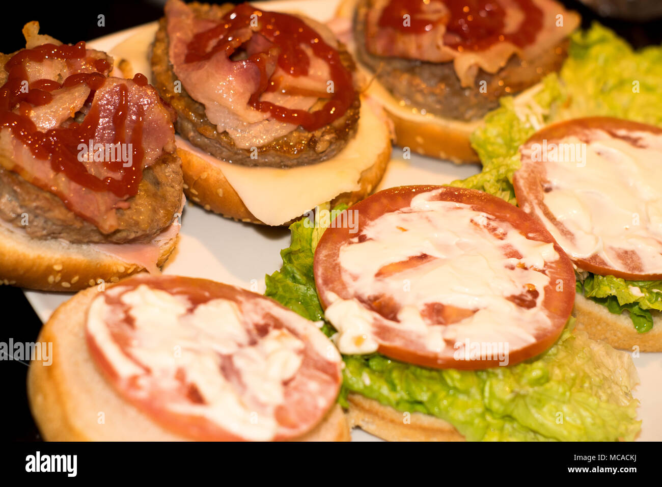 Rendendo burguers a casa per i bambini Foto Stock