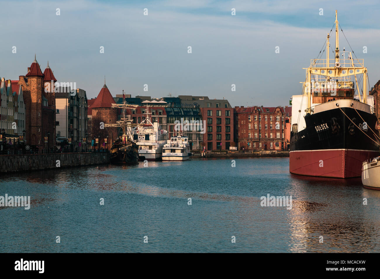 Fiume Motlawa canal con vecchi edifici del comune, Gdansk, Polonia Foto Stock