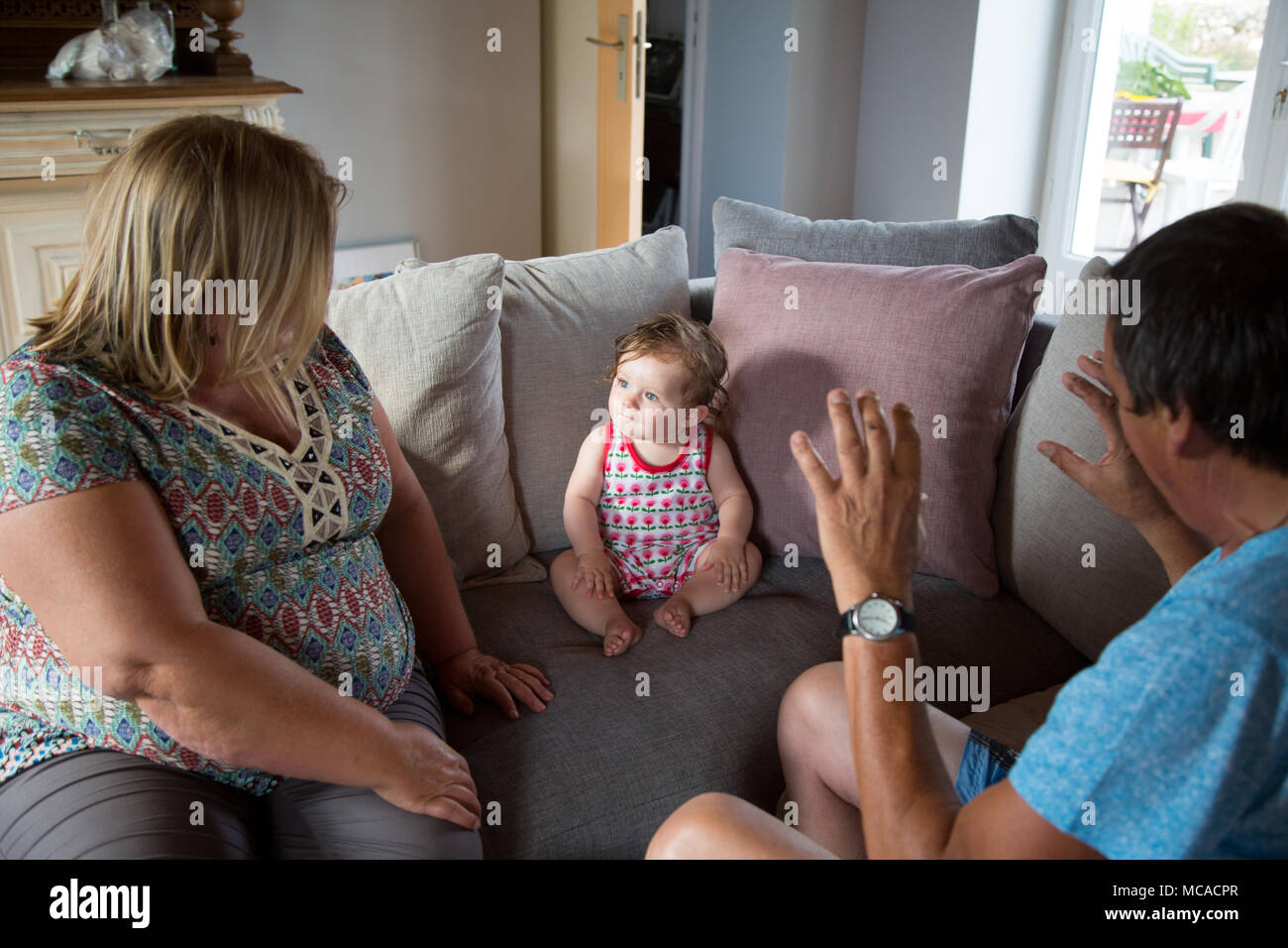 Famiglia che incontra la loro nipote di 10 mesi Foto Stock