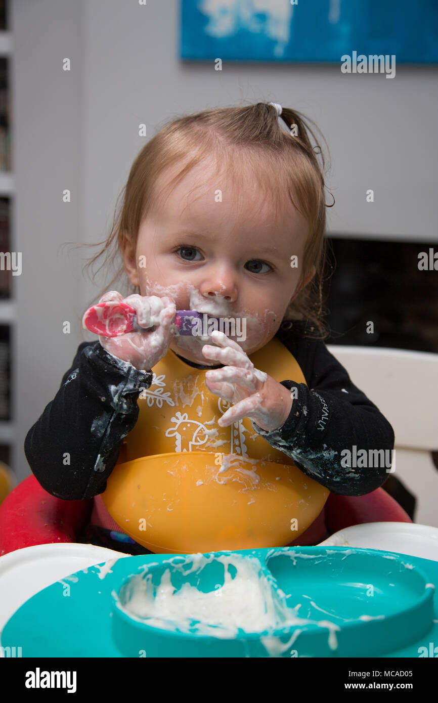 bambino di 9 mesi mangiando yogurt - il bambino ha portato svezzamento Foto  stock - Alamy