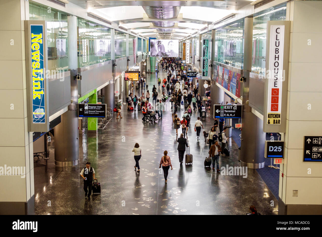 Miami Florida,International Airport mia,terminal,D,uomo uomo uomo maschio,donna donna donna donna donna,bagagli,passeggeri passeggeri motociclisti,camminare,vista dall'alto,FL1 Foto Stock