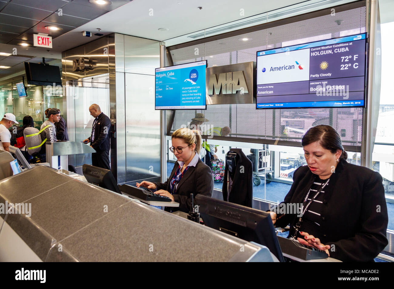 Miami Florida,International Airport mia,terminal,D,imbarco,volo AA1041,Holguin,Cuba,ispanico,immigrati immigrati,donne donne,agente,FL1 Foto Stock