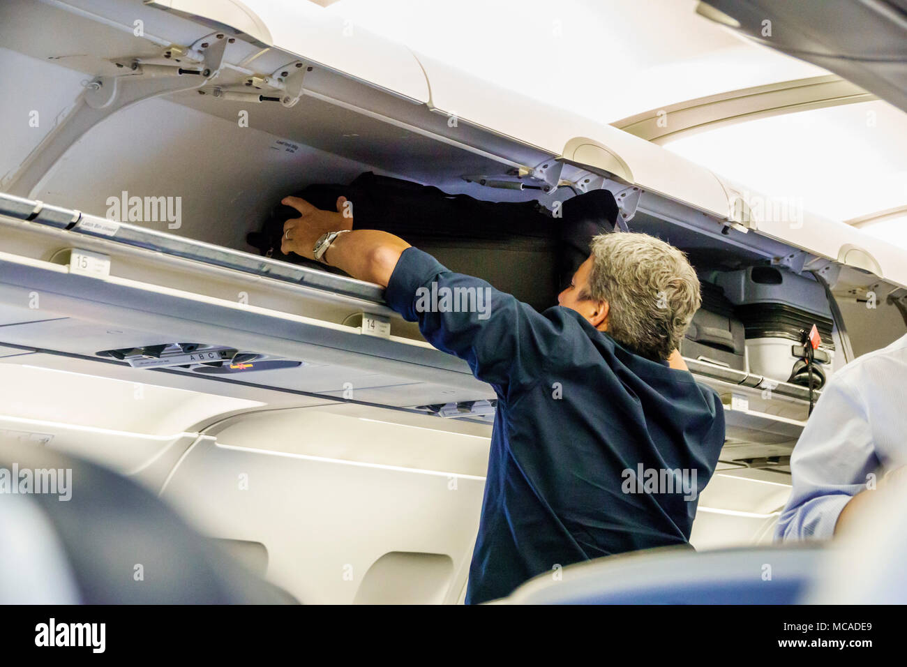 Miami Florida,Aeroporto Internazionale mia,cabina aereo,bagagli a mano a mano aperti valigie valigie valigie compartimenti cabina,sopra l Foto Stock