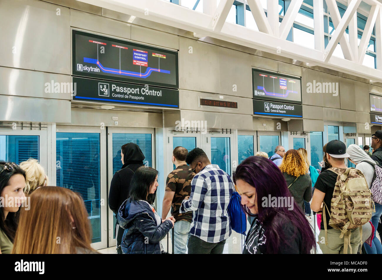 Miami Florida, Aeroporto Internazionale di Miami mia, arrivi internazionali, piattaforma Skytrain, controllo passaporti, ispezione doganale di entrata, cartello, bilingua Foto Stock