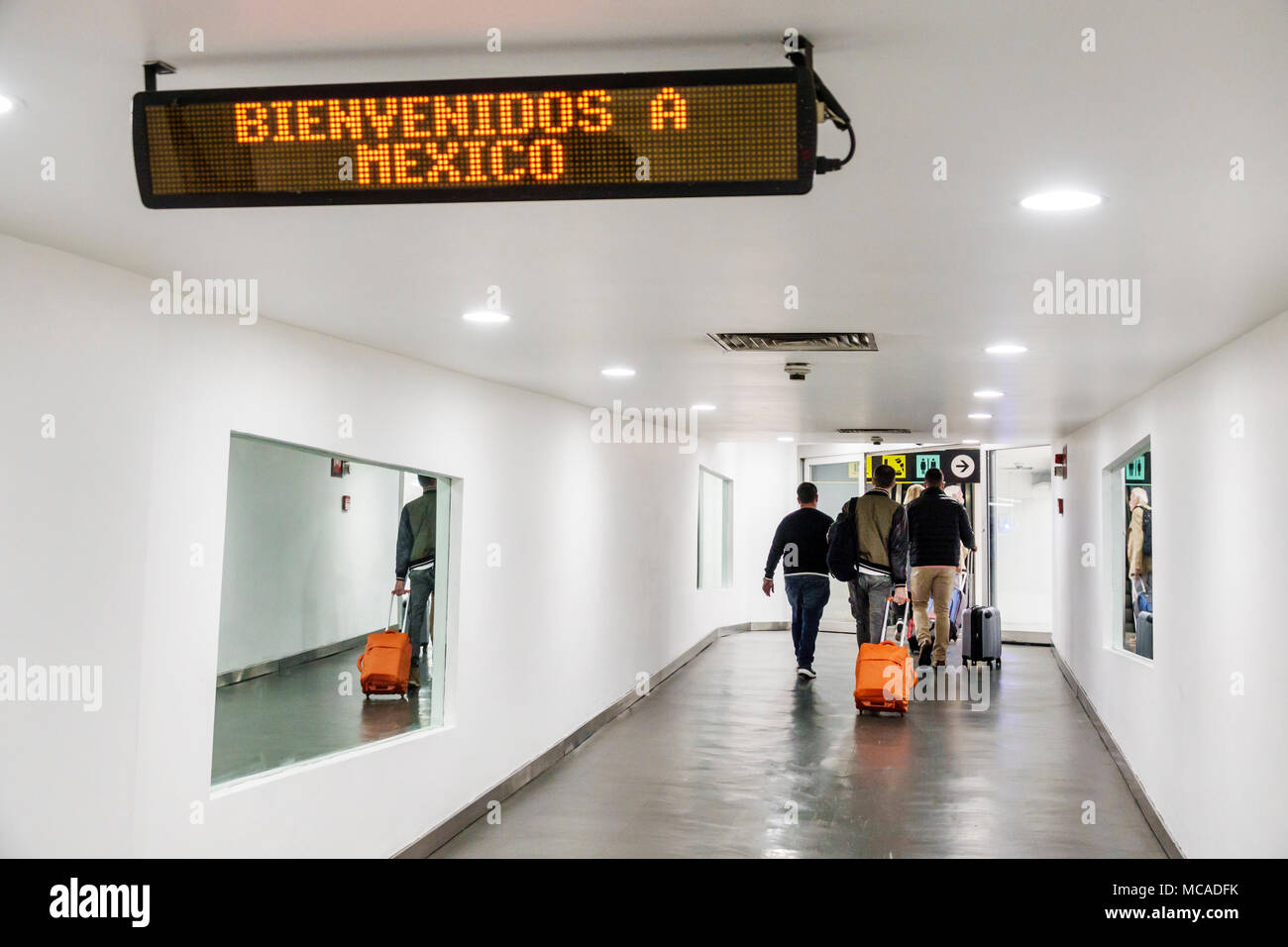 Città del Messico, messicano, ispanico, Benito Juarez International Airport MEX, arrivo, cartello a LED, benvenuto, lingua spagnola, uomo uomo maschio, passeggero passeggeri pilota Foto Stock