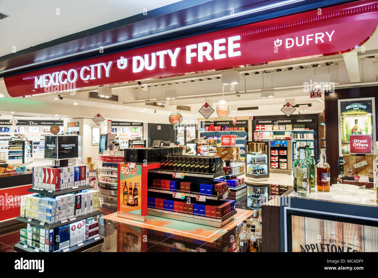 Città del Messico, messicano, ispanico, Benito Juarez International Airport MEX, duty free, shopping shopper shopping negozi di mercato mercati di acquisto Foto Stock