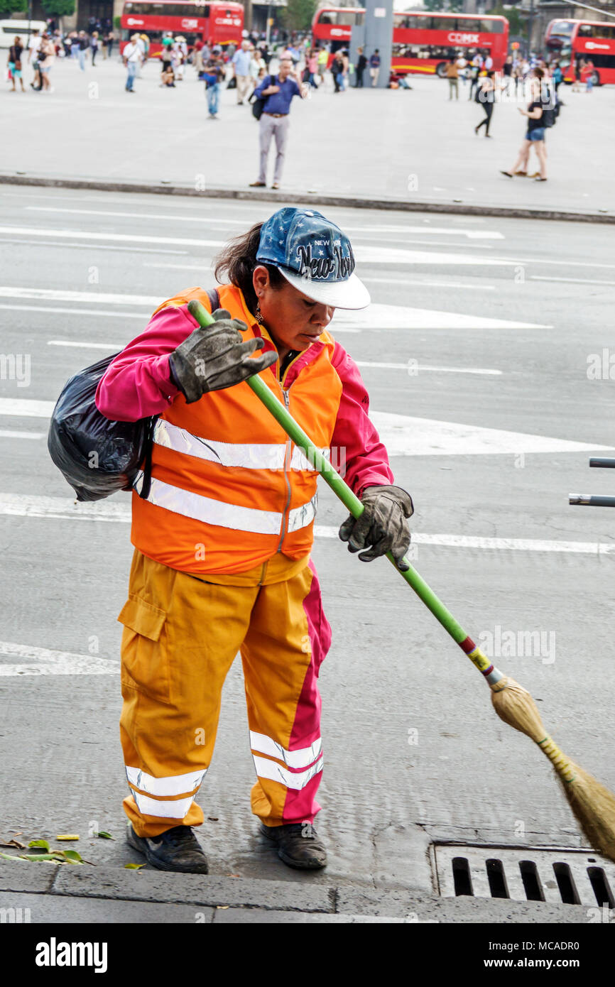 Città del Messico, messicano, ispanico, centro storico, centro storico, Plaza de la Constitucion Costituzione Zocalo, spazzatrice stradale, pulizia detergente, broo Foto Stock