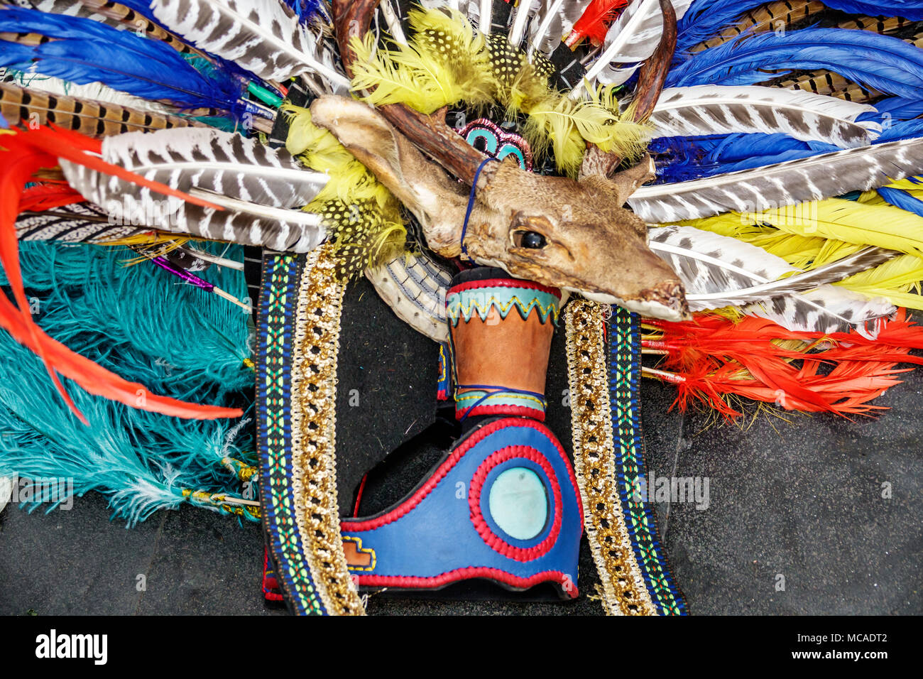 Città del Messico, Messico, etnia ispanica latina latino-latina, centro storico, centro storico, Zocalo, Plaza Seminario, Conchero Feather Headdress, Az Foto Stock