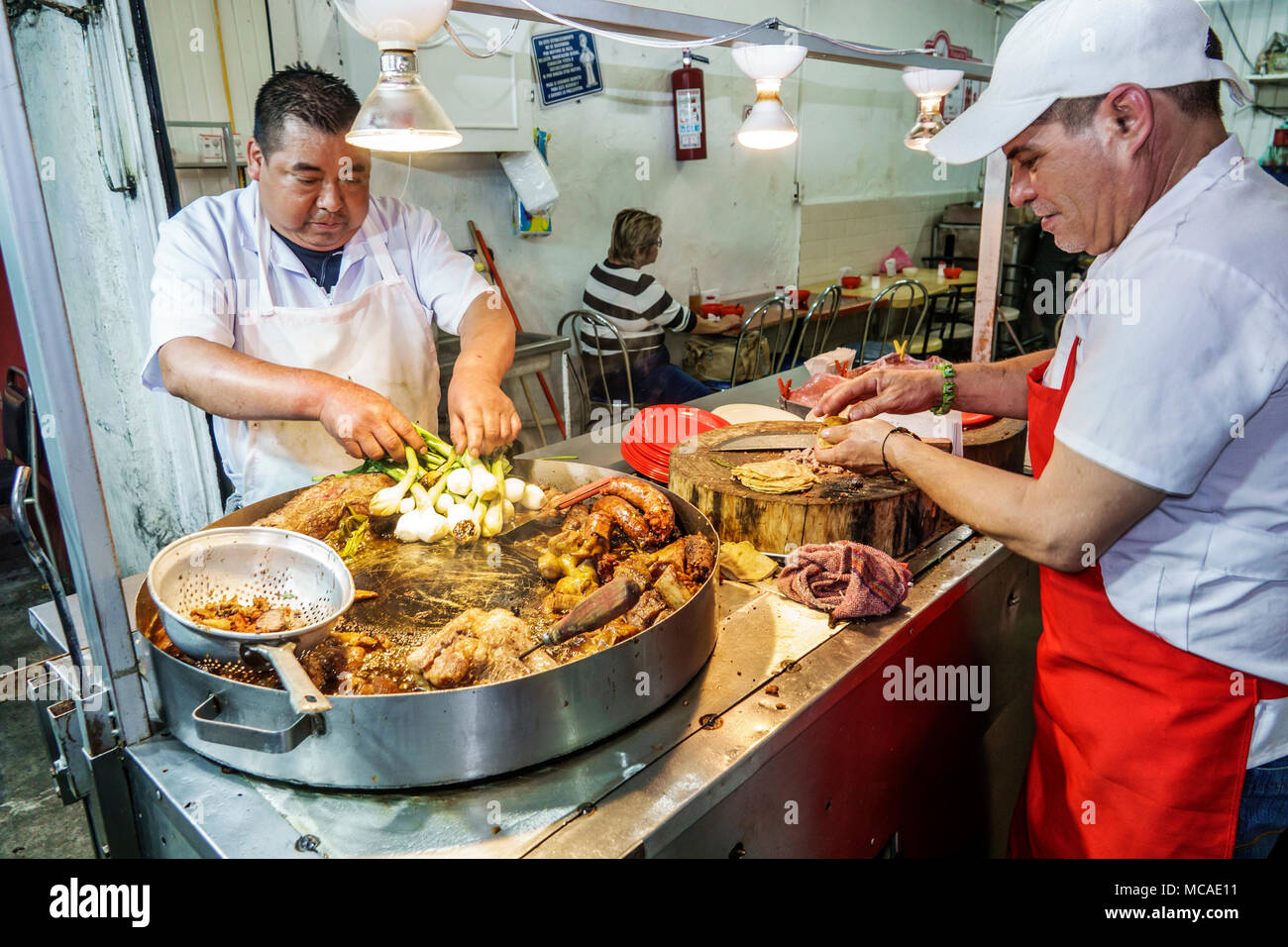Città del Messico, messicano, ispanico, centro storico, centro storico, stand taco, barbecue ristorante, uomo maschile, cucina, lavoro MX180302122 Foto Stock