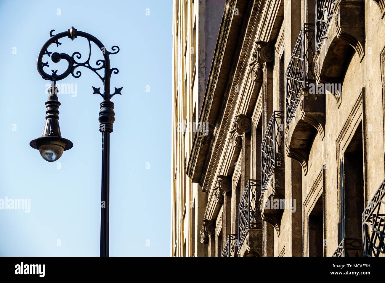 Città del Messico, messicano, ispanico, centro storico, Avenida 5 de Febrero, edificio, architettura eclettica, esterno, lampada elegante post, Street light MX1803 Foto Stock